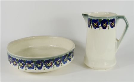 Brocca e catino in ceramica con decori floreali.