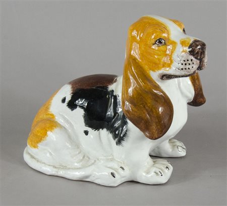 Scultura in ceramica policroma raffigurante cane seduto.