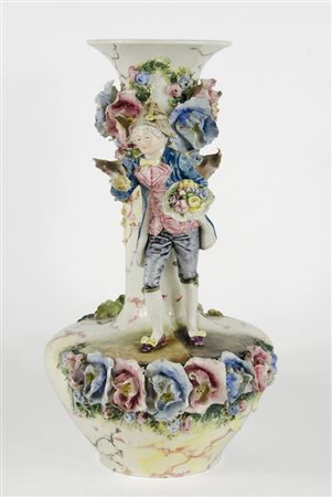 Grande vaso in ceramica policroma con figura e fiori applicati. H. cm. 41....