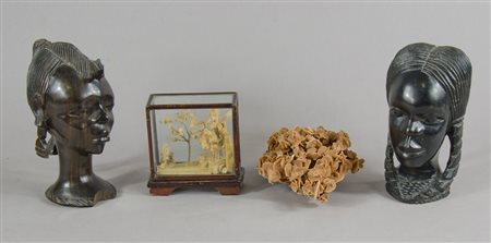 Lotto di 4 oggetti vari tra cui statuine africane in legno.