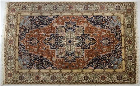 Tappeto su fondo chiaro, cm. 202x314.