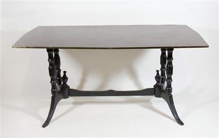 Tavolo da pranzo in legno scuro con piano sagomato. cm. 79x160x83.