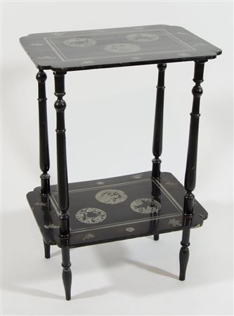 Tavolino in legno nero a due ripiani con decori.