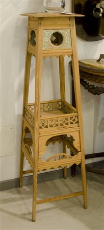 Colonna in legno chiaro intagliata. H. cm. 130.