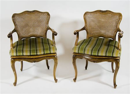 Coppia di poltrone in legno. (difetti).