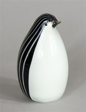 Scultura in vetro a due colori raffigurante pinguino. H. cm. 14,5.