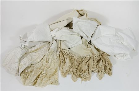 Lotto composto da copriletto matrimoniale e singolo, lenzuola matrimoniali e...