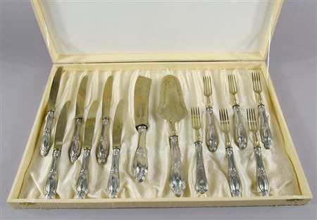 Set di posate in metallo argentato composto da 14 pezzi.
