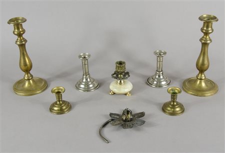 Lotto di vari oggetti in metallo tra cui candelieri.