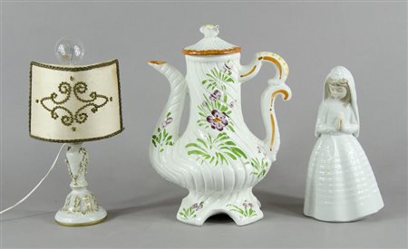 Lotto di 3 oggetti in ceramica policroma tra cui donnina e brocca.