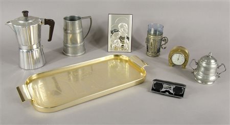 Lotto di vari oggetti in metallo tra cui vassoio, binocolo e caffettiera.
