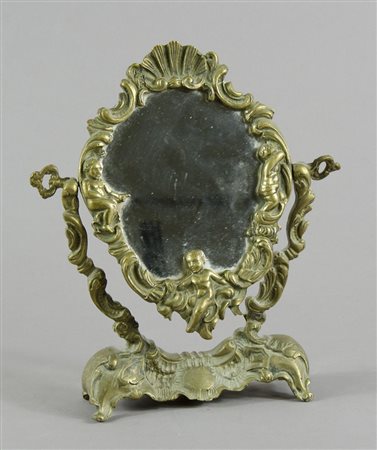 Piccolo specchio basculante da tavolo in metallo.