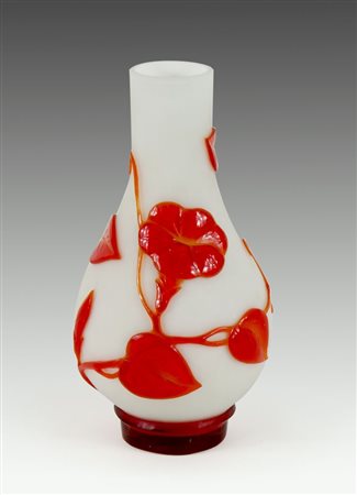 Vaso in vetro bianco con decori arancioni. Cina, XX secolo.