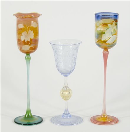 Lotto di 3 bicchieri in in vetro di cui due firmati Scmidt. H. max cm. 27.