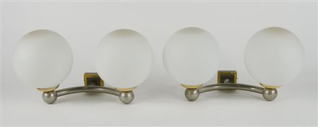 Coppia di appliques a 2 luci in metallo cromato e dorato con globi in vetro...