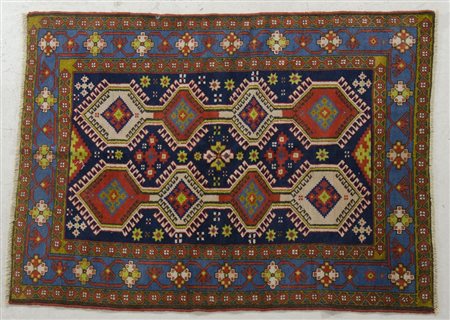 Tappeto caucasico, cm. 110x152.