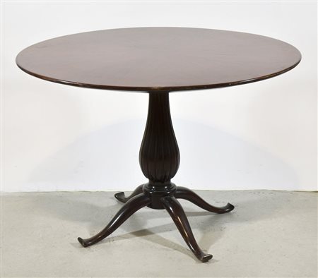 Tavolo rotondo in legno su gamba scanalata e piedi mossi. Anni '60. H. cm....