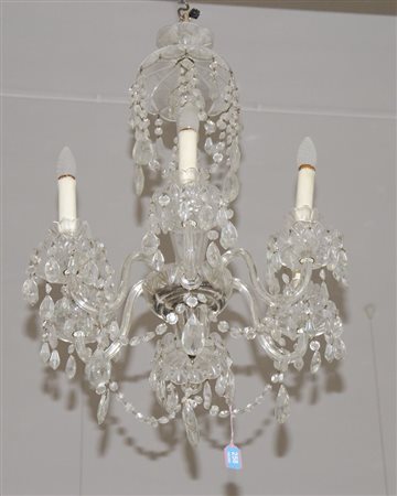 Lampadario in cristallo a 6 luci. H. cm. 80. (difetti).