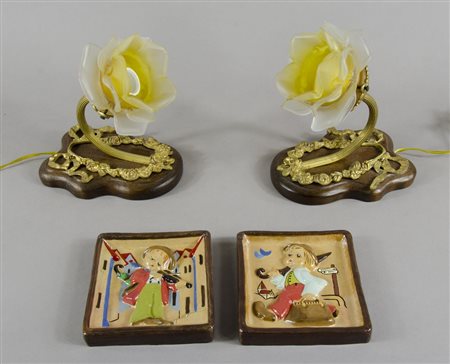 Lotto composto da 2 piastre in ceramica policroma e 2 lampade da comodino.