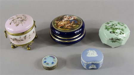 Lotto di 5 scatolette in materiali diversi.