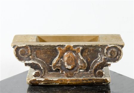 Capitello in legno scolpito. cm. 16x40x18.