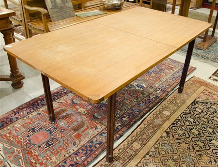 Tavolo allungabile in legno. cm. 74x210x85 (aperto).