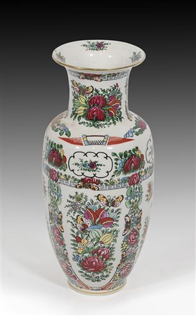 Vaso in porcellana policroma decorato a motivi orientali. Marchio sotto la...