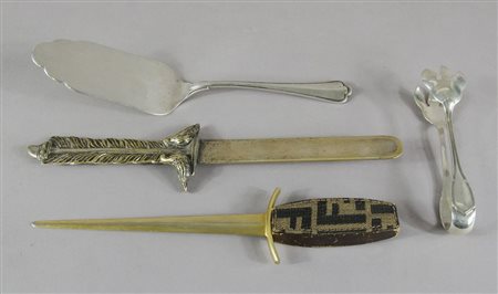 Lotto di 4 oggetti vari tra cui due in argento.