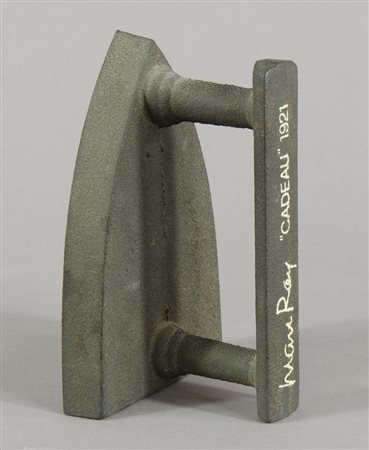 Man Ray 1890-1976 "Cadeau 1921" cm. 16x10 - multiplo in ferro Firma, titolo e...