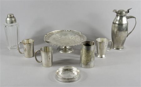 Lotto di vari oggetti in metallo tra cui alzata e bicchieri.