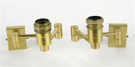 Coppia di appliques con braccia basculanti in ottone dorato.