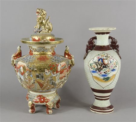 Lotto di 2 vasi orientali in ceramica policroma.