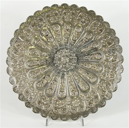 Vassoio rotondo con piano a specchio, cornice in argento sbalzato. Turchia,...