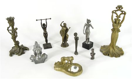 Lotto di varie donnine in materiali diversi. Epoca Liberty.