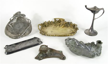 Lotto di vari oggetti in peltro tra cui calamai e lucerna. Epoca Liberty.