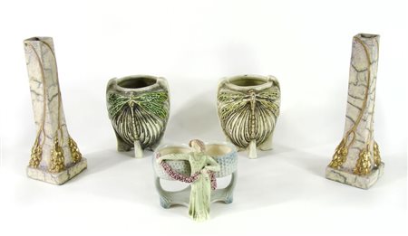 Lotto in ceramica policroma composto da 2 coppie di vasi e contenitore. Epoca...