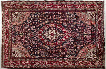 Tappeto iraniano, cm. 180x254.