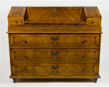 Cassettone a 3 cassetti, calatoia e 2 cassetti a i lati, intarsiato in legni...