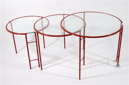 Servomuto composto da 3 tavolini bassi in ferro laccato rosso con ripiani in...