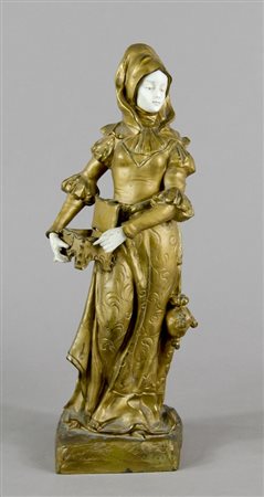 Scultura in metallo dorato e ceramica raffigurante gentildonna. H. cm. 37....