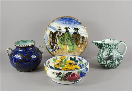 Lotto di 4 oggetti in ceramica policroma tra cui piatto e brocca. (difetti).