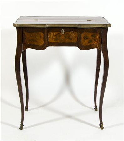 Piccolo scritoio in legno con cassetto centrale, intarsi in legni vari a...