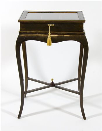 Tavolino/vetrinetta in legno su alte gambe a sciabola unite da traversa,...