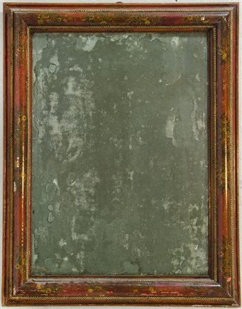 Grande specchiera con cornice in legno decorata a motivi floreali. cm. 114x90.