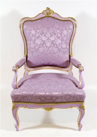 Grande poltrona dipinta viola con bordature dorate.