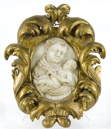 Bassorilievo in marmo scolpito raffigurante santo con bambino, entro cornice...