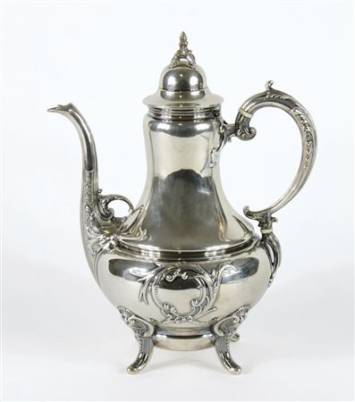 Caffettiera in argento con decori sbalzato. Punzone Champenoise, Francia...