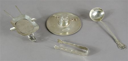 Lotto di 4 oggetti in argento tra cui pinzetta. Gr. 250.