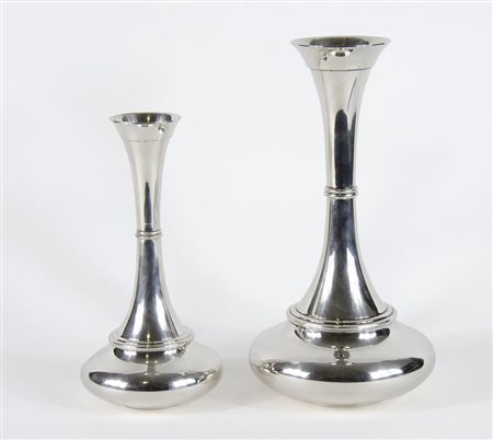 Lotto di 2 vasi in argento soliflore. Gr. tot 750.