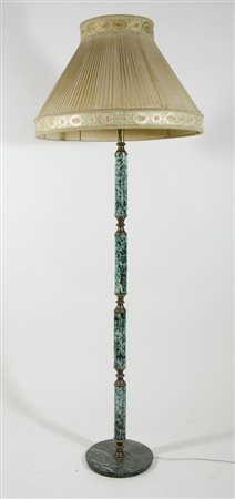 Lampada a stelo in ceramica policroma con base in marmo e struttura in...
